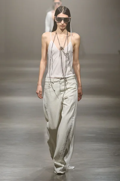 Look 25